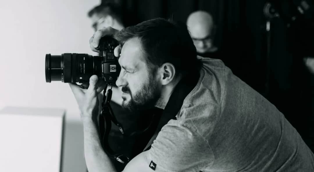 Jak wygląda praca fotografa? Odkryj wyzwania i satysfakcje w zawodzie