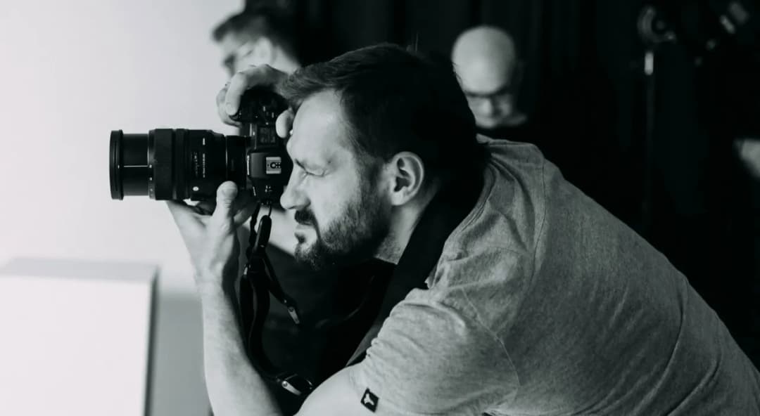 Jak wygląda praca fotografa? Odkryj wyzwania i satysfakcje w zawodzie